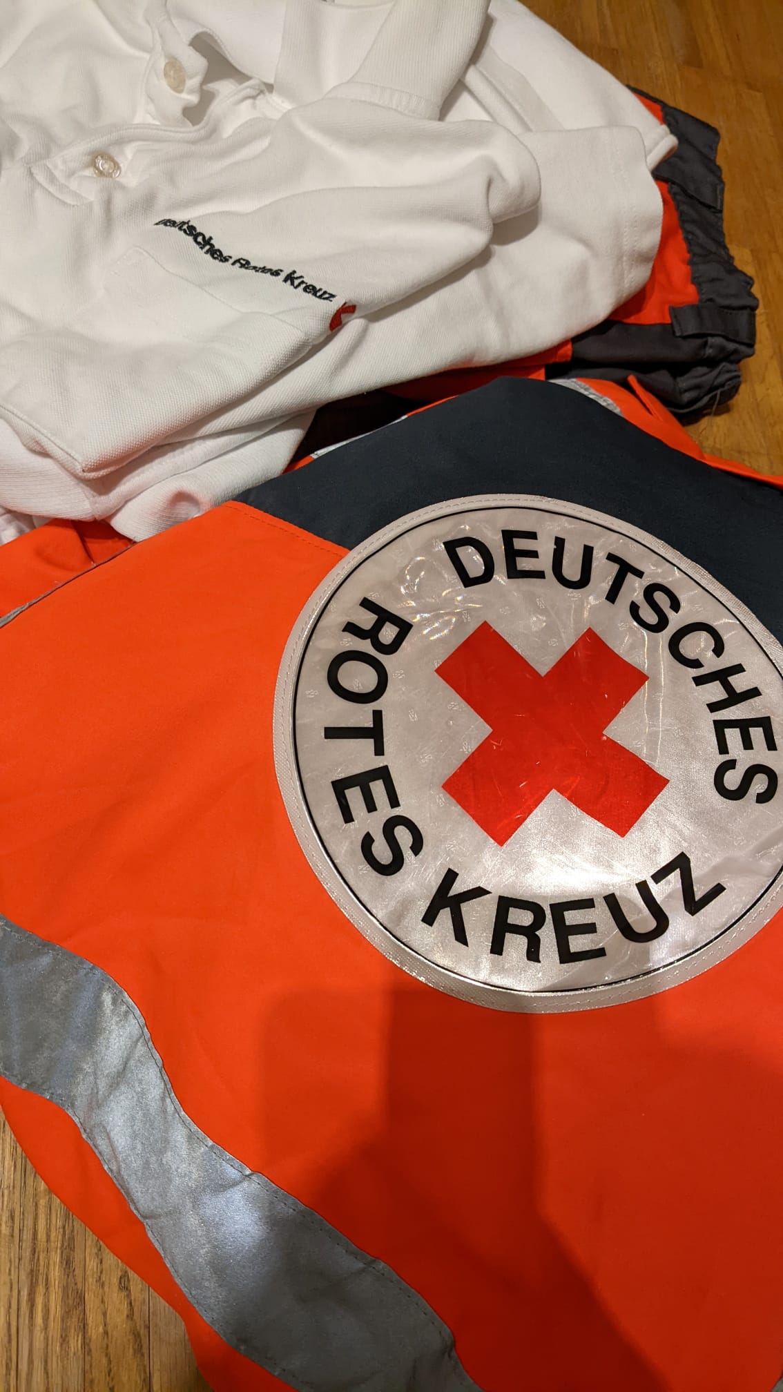 Hi ich bin seit einem Halben Jahr Mitglied in der Freiwilligen Feuerwehr & habe im November mein FSJ beim Rettungsdienst des Deutschem Roten Kreuzes anfangen.